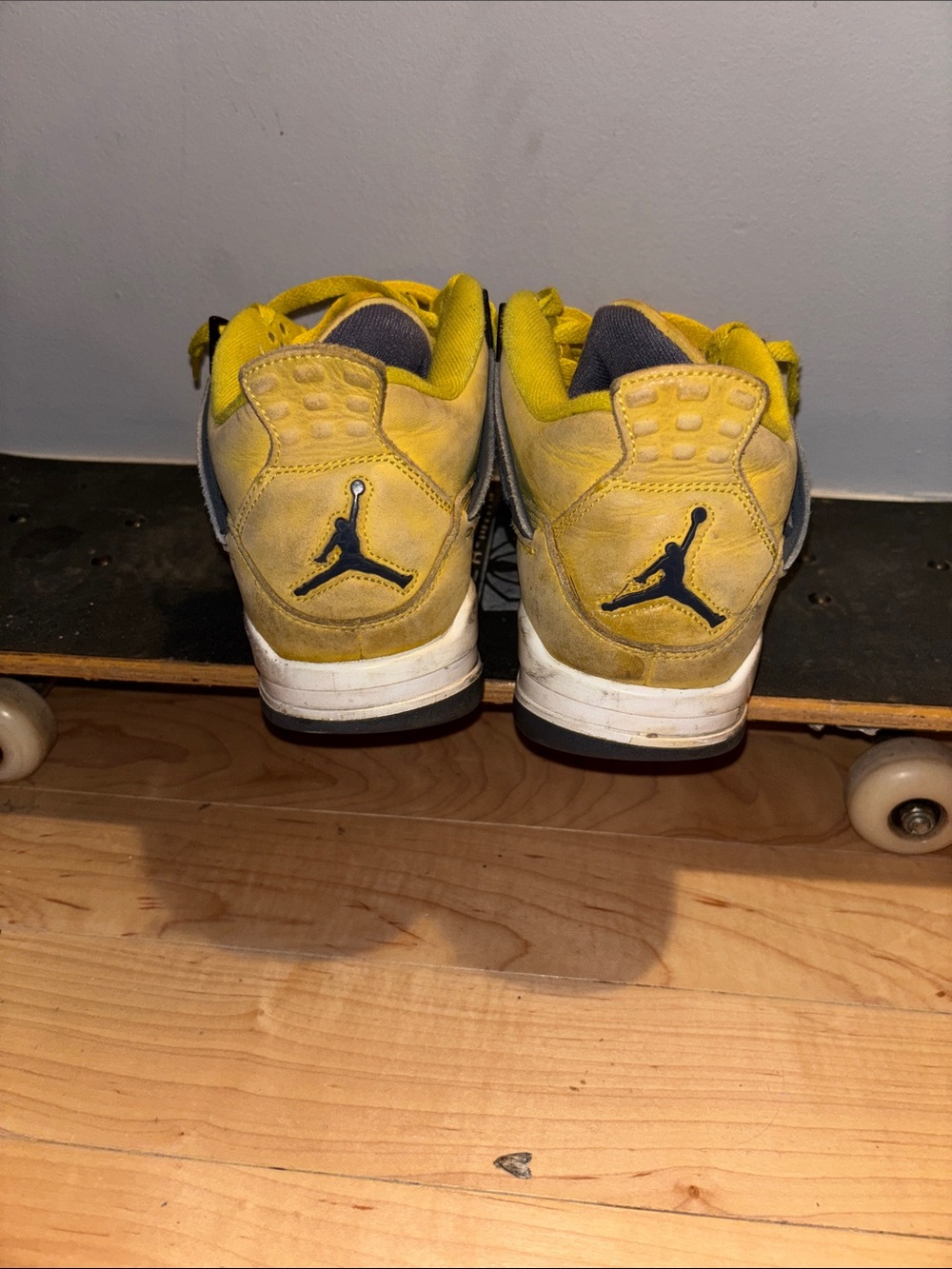 Air Jordan 4 Retro 'Lightning' 2021 - Picture 2 of 4